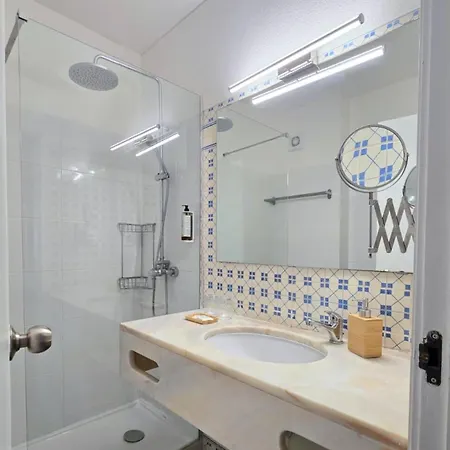 House On Island With A Dreamy Terrace And 7 Beds For The Perfect Escape 아파트